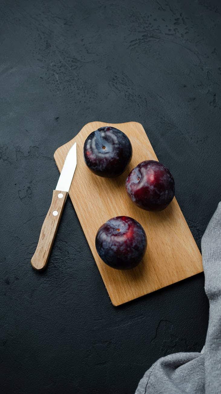 plums tray and knife Photo by Mateusz Feliksik on Pexels.com
